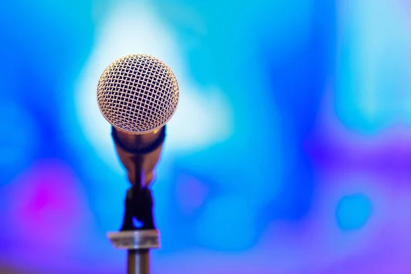 Microfone com fundo desfocado — Fotografia de Stock