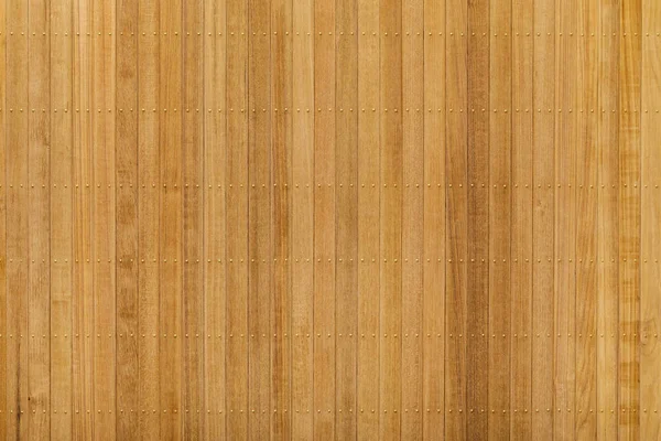 Painel de madeira de teca com prego de latão — Fotografia de Stock