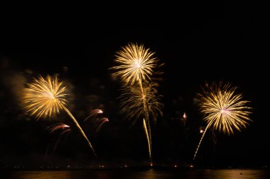 Koyu gökyüzü arka planında havai fişek