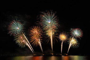 Koyu gökyüzü arka planında havai fişek