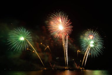 Koyu gökyüzü arka planında havai fişek