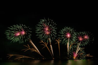 Koyu gökyüzü arka planında havai fişek