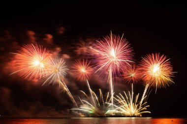 Koyu gökyüzü arka planında havai fişek