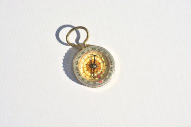 Beyaz arkaplanda pusula. 