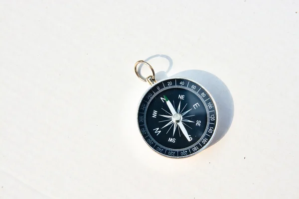 Kompass auf weißem Hintergrund. — Stockfoto