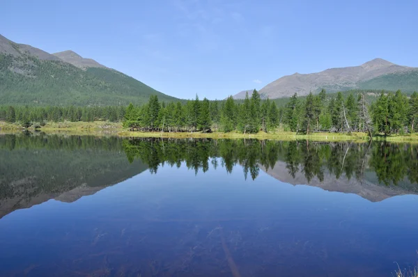 Aroma danau dan refleksi pegunungan. — Stok Foto