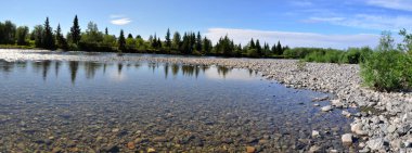 Panoramik nehir manzara polar Urallarda. 