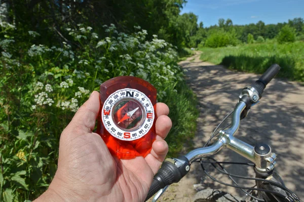Kompass och cykel. — Stockfoto