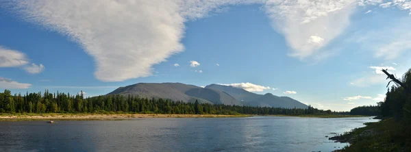 北ウラル山脈国立公園「ユグド Va 内川". — ストック写真