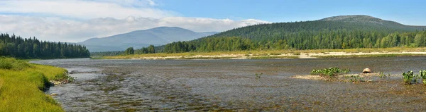 Noordelijke Oeral. De rivier in het Nationaal Park Joegyd Va"". — Stockfoto