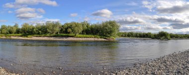 Panoramik nehir manzara polar Urallarda. 