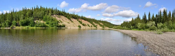 Paysage fluvial panoramique dans l'Oural polaire . — Photo