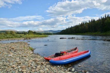 Yolculuk boyunca Milli Parkı Yugyd Va nehirlerdeki.