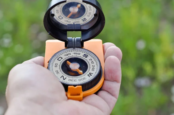 Der Kompass in seiner Hand. — Stockfoto