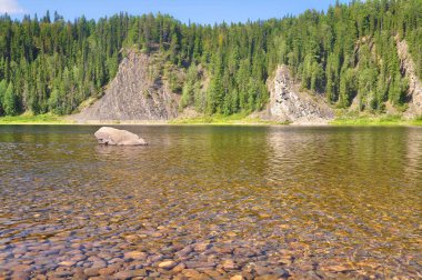 Milli Parkı nehre buzlu. 