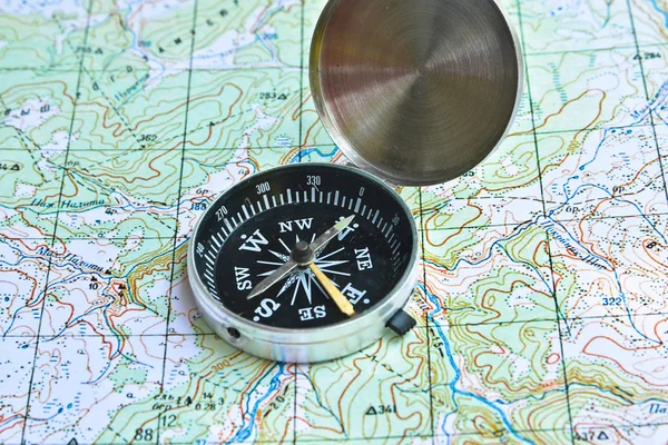 Symbole z podróży - mapa z kompasem. — Zdjęcie stockowe
