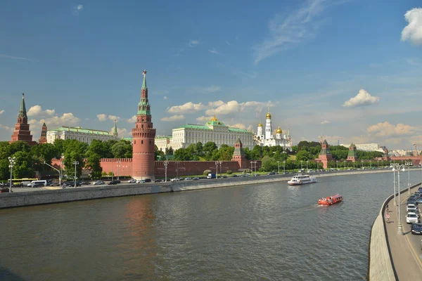 Moscow river and the Kremlin. — Stock Photo, Image