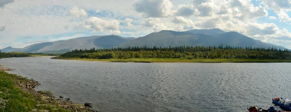 Panorama fluvial em um parque nacional nos Urais do Norte . — Fotografia de Stock