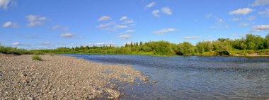 Panoramik nehir manzara polar Urallarda. 