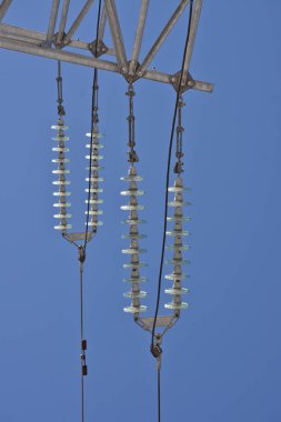 İzolatörler güç hatları.