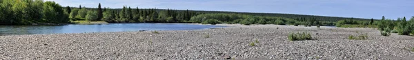 Panoramische Flusslandschaft im polaren Ural. — Stockfoto