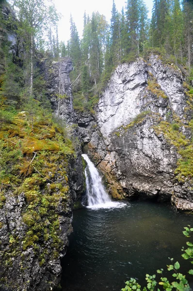 Waterval in de rotsen. — Stockfoto