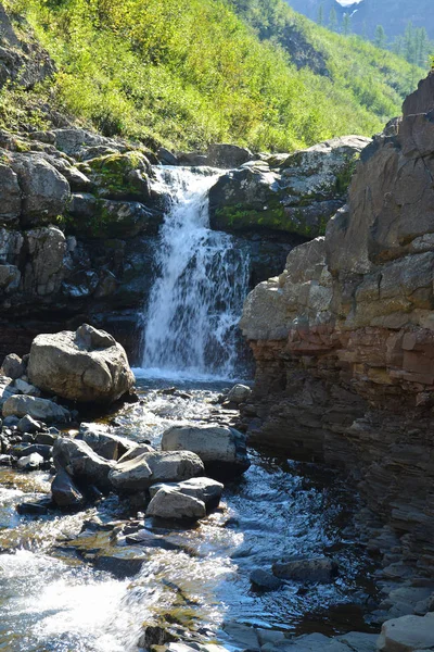 Vodopád mezi skalami na plató Putorana. — Stock fotografie