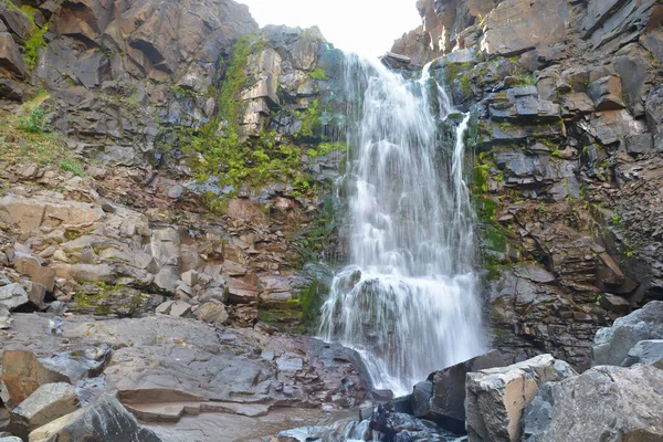 Cachoeira entre as rochas no planalto de Putorana . — Fotografia de Stock