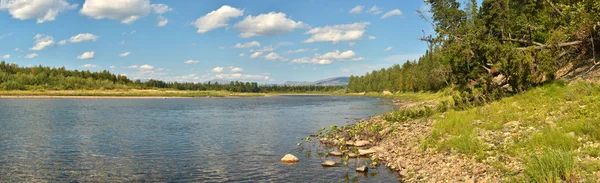 Panorama van de rivier in een Nationaal Park in de Noordelijke Oeral. — Stockfoto