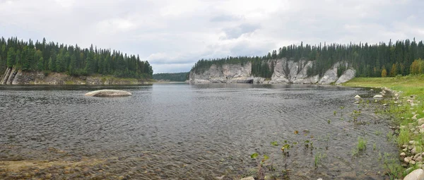 Panorama del río en un parque nacional en los Urales del Norte . — Foto de Stock