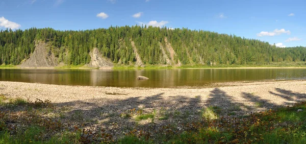 Nehir panorama Kuzey Urallar Milli parkında. — Stok fotoğraf