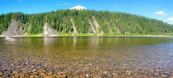 Panorama fluvial em um parque nacional nos Urais do Norte . — Fotografia de Stock