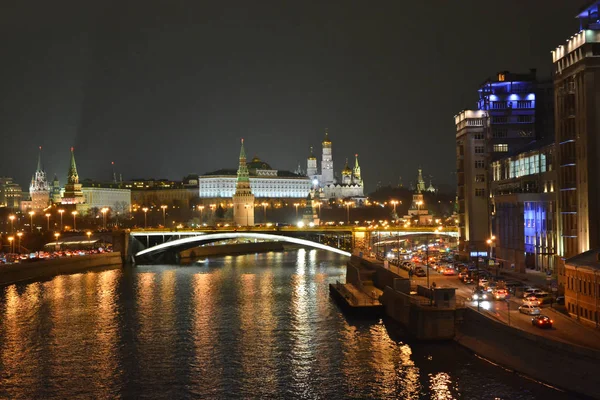 Moskauer Kreml bei Nacht. — Stockfoto