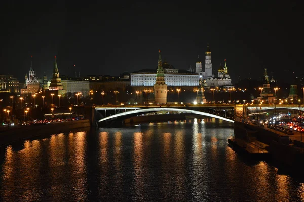 Moskevský kremlin v noci. — Stock fotografie