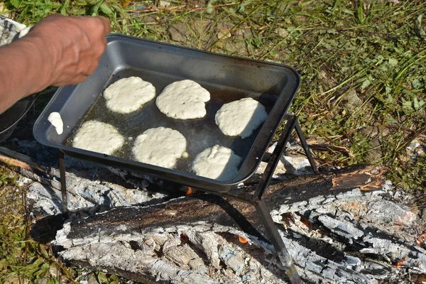 Kochen am Lagerfeuer Pfannkuchen zum Frühstück. — Stockfoto