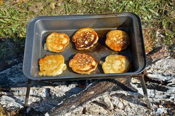 Kochen am Lagerfeuer Pfannkuchen zum Frühstück. — Stockfoto