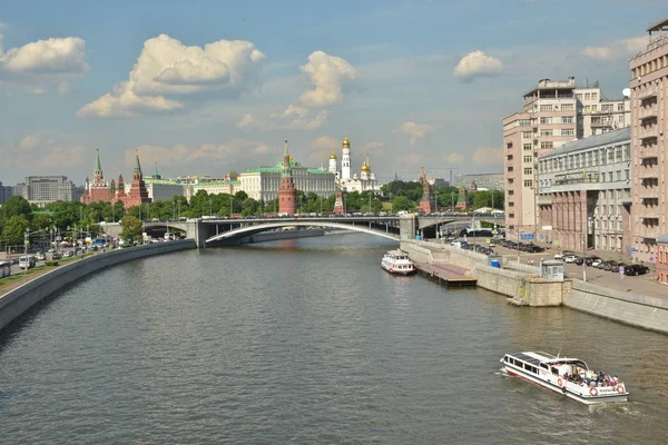 Kreml och banvallen av floden Moskva. — Stockfoto