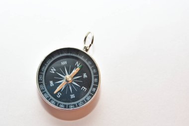 Beyaz arkaplanda pusula.