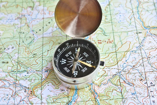 The compass lies on the map. — Stock Photo, Image