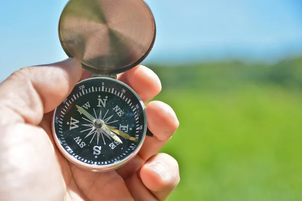 The hand holds the compass. — Stock Photo, Image