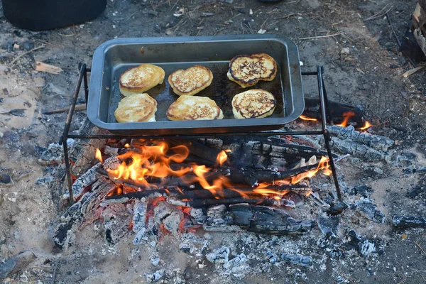 Eine Pfanne mit Pfannkuchen in Flammen. — Stockfoto