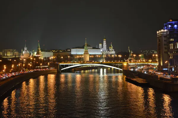 Moskauer Fluss und Moskauer Kreml bei Nacht. — Stockfoto