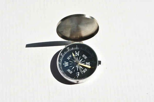 Kompass på hvit bakgrunn. – stockfoto