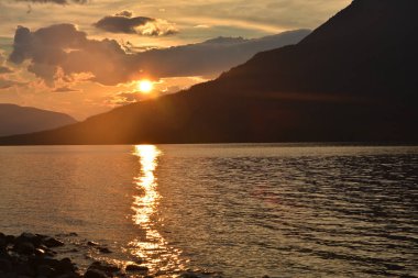 gün batımında dağ gölü. 