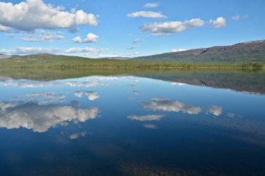 Putorana Yaylası dağ gölü etrafında bizimkiler yaşar. 