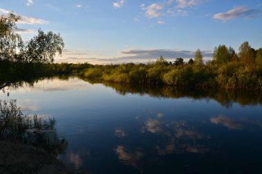 Sessiz bahar akşam orman Nehri üzerinde.