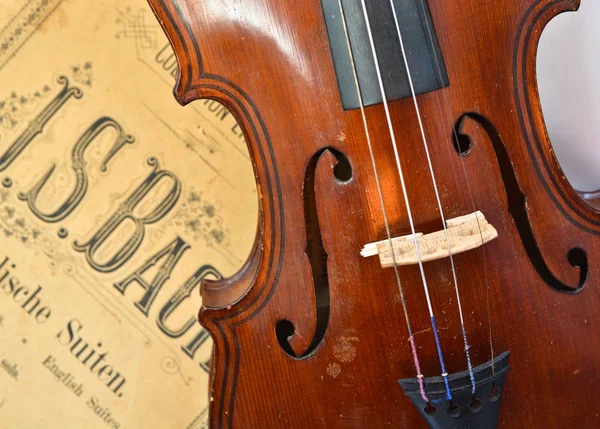 Deutsche alte Geige und Noten. — Stockfoto