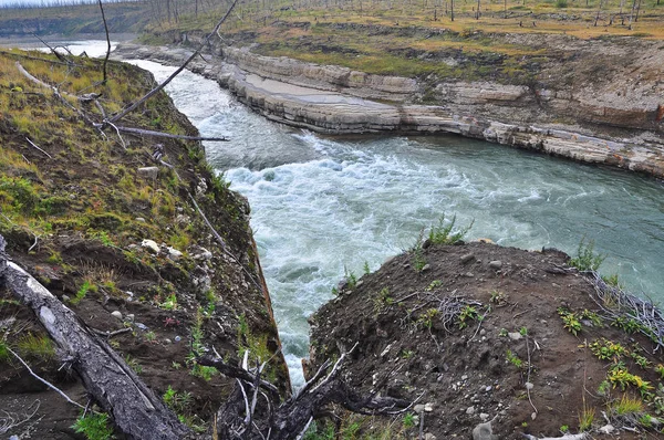 Rivier de stroomversnellingen in een rotsachtige canyon. — Stockfoto