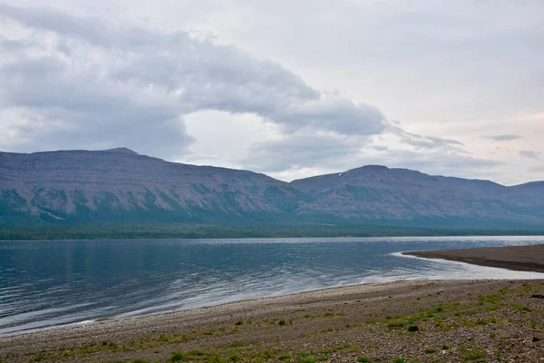 Horské jezero na náhorní plošina Putorana. — Stock fotografie