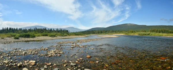 Noordelijke Oeral. De rivier in het Nationaal Park Joegyd Va"". — Stockfoto